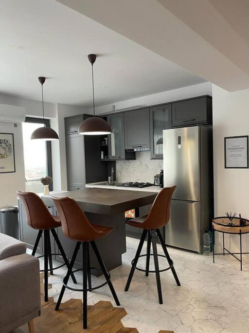 Modern 2-Bedroom Apartment In New Residence Craiova Exterior foto