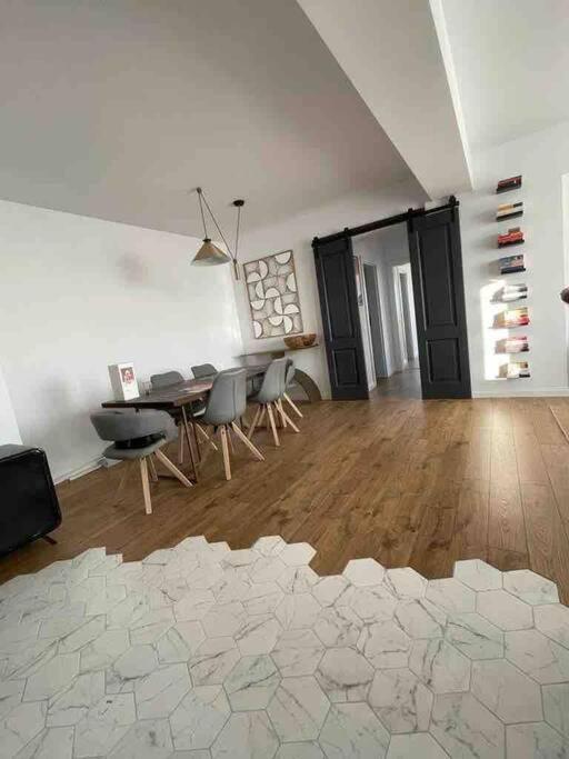 Modern 2-Bedroom Apartment In New Residence Craiova Exterior foto